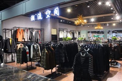 突發(fā)！城陽(yáng)商場(chǎng)服裝鞋包大拋售潮來(lái)襲，消費(fèi)者迎來(lái)購(gòu)物狂歡